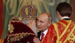 Vladimir Putin va assistir ahir a la nit a la missa pasqual oficiada pel patriarca Kiril a la catedral moscovita de Crist Salvador, el principal temple ortodox de Rússia.