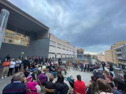 L'assemblea pública convocada per Roketeras en lluita el passat 28 d'abril atrau a més d'un centenar de persones i representants d'entitats a la porta del CAP Roquetes-Canteres