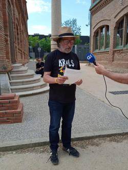 En plena vaga de fam, Salvador Ribot llegeix un manifest en defensa del català acompanyat de Dani Cornellà