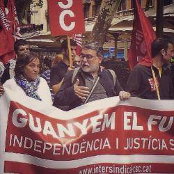 Isabel Pallarès i Carles Sastre, al capdavant de la pancarta