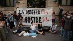 Estudiants s'encadenen a la delegació del govern español a Barcelona contra la sentència del 25% de castellà