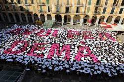 Omplen la plaça Major de Palma per fer un gran mosaic humà amb el lema 'Avui per demà'