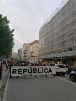 'Cremen' Felip VI a la primera manifestació convocada per la Coordinadora Antimonàrquica de Girona 