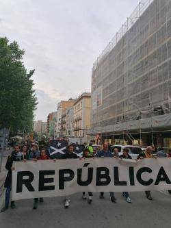 'Cremen' Felip VI a la primera manifestació convocada per la Coordinadora Antimonàrquica de Girona 