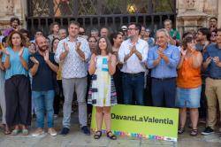 Més d?un centenar de persones es concentren a Cort en suport a Neus Truyol