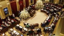 El Decret Llei preveu l'exempció de l'acreditació de llengua catalana per a funcionaris interins de les administracions autonòmica, insular i local que no la puguin acreditar