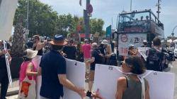 Bloquegen un bus turístic a Barcelona durant la mobilització contra el retorn del turisme massiu