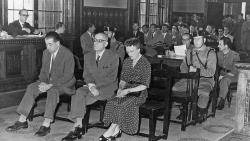 El 7 dagost de 1957 un tribunal franquista jutja l'ex-dirigent del PSUC Joan Comorera. Seu al banc dels acusats entre Rosa Santacana, la seva companya, i leditor Ferran Canyameres. 