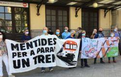 Membres de La Carrasca-Ecologistes en Acció a l?estació de València en defensa del tren.