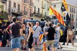 Manifestants independentistes a uns 100 metres del Museu Dalí de Figueres poc abans de ser desallotjats (Imatge: Twitter ANC, Figueres 3/7/2022) 