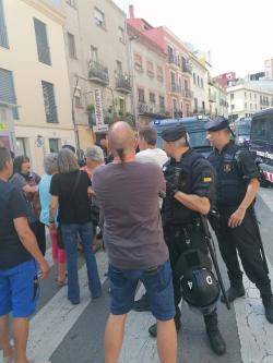Moment en que una manifestant  'antiborbònica' ha reb una empenta per l'esquena de la policia. (Imatge: Llibertat.cat, Figueres 3/7/2022)