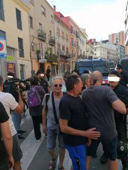 Moment de la retenció del militant independentista Jordi Tomàs. (Imatge: Llibertat.cat, Figueres 3/7/2022)