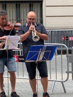 Carles Castellanos Lecha actuant  davant de la comissaria de Via Laietana (5/7/2022)