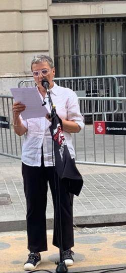 Teresa Lecha parlant davant de la comissaria de Via Laietana (5/7/2022)