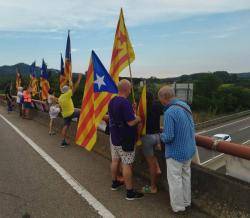 Avui de 7 a 9 del vespre s'ha guarnit d'estelades i pancartes el pont de Santa Cristina d'Aro  sobre l'autovia C-65 en el marc de la campanya Ponts per la Independència