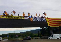 Avui de 7 a 9 del vespre s'ha guarnit d'estelades i pancartes el pont de Santa Cristina d'Aro  sobre l'autovia C-65 en el marc de la campanya Ponts per la Independència (Imatge: Facebook Toni Strubell)