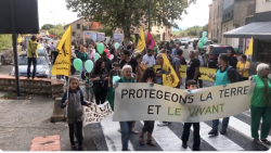 Més de mig miler de persones es manifesten a Ceret en defensa del territori