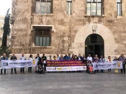 Concetració davant del Palau de la Generalitat per a exigir a Ximo Puig la reciprocitat i que pose fi a la censura de TV3 al País Valencià