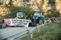 Més de 500 persones es planten a Sant Martí de Tous en contra de la MAT i dels macroprojectes eòlics i fotovoltaics especulatius