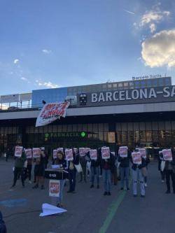 El SEPC presenta un full de ruta en defensa de la llengua  amb una performance a l'estació de Sants