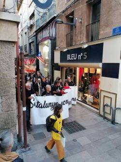 Capçalera de la manifestació amb una pancarta del Col·lectiu 7 de Novembre pels carrers del barri vell de Perpinyà (5/11/2022)