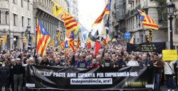 Milers de persones a Barcelona exigeixen cap pacte amb Espanya per "empresonar-nos"