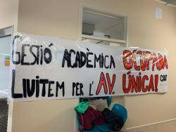 Estudiants es mobilitzen a la UAB perquè l'avaluació única sigui una realitat el curs 2023-2024