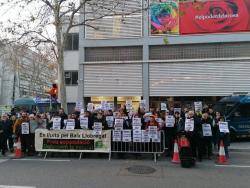 Protestes davan de la seu del PSC a Barcelona