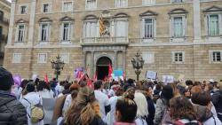 Més de 2000 persones es manifesten a Barcelona per exposar el descontentament en l'àmbit sanitari