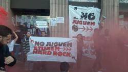 Aturem Hard Rock juntament amb moviments socials i ecologistes irrompem el Hard Rock de Barcelona