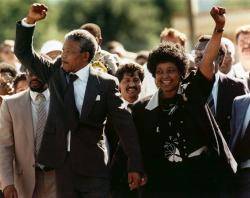 11/02/1990- Nelson Mandela surt en llibertat després de 27 anys d'empresonament.