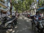 44 entitats barcelonines demanen prohibir estacionar motos a les voreres