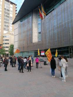 La seg&uuml;ent parada ha estat a davant de l'edifici de la Generalitat (antic hospital Santa Caterina) on el membre de Plataforma per la Llengua Eloi Planas ha fet un parlament sobre la import&agrave;ncia de 'mantenir' els catal&agrave; durant les converses amb castellanop
