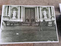 Fotografia d'una pancarta del dia del judici a Quim Tell