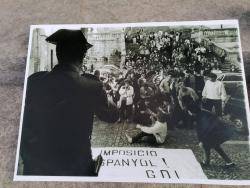 Concentraci&oacute; d'estudiants universitaris en favor del catal&agrave; davant de l'aud&egrave;ncia de Girona (finals anys '80)