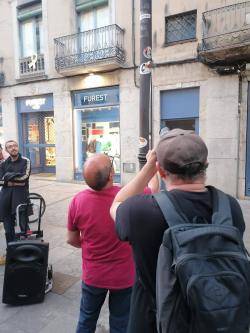  La quarta parada de la mobilitzaci&oacute; ha estat a la Rambla de la Llibertat on Joan Daunis ha fet una demostraci&oacute; d'un aparell utilitzat als anys '80 del segle XX que permetia penjar adhessius a una al&ccedil;ada considerable.