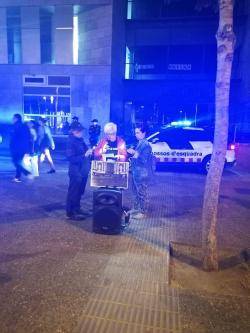 Dolors Fabreg&oacute; ha llegit el comunicat de l'acte i ha recordat el judici del 8 de mar&ccedil; de 1983 amb Jordi Puig, Jordi Miralles per haver esborrat r&egrave;tols p&uacute;blics en espanyol