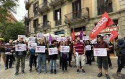 La Intersindical es concentra davant dels establiments de Veritas