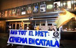 Militants de Maulets (entre ells Guillem Terradas, el segon per la dreta) en una protesta davant del cinema Alb&egrave;niz de Girona (Imatge: El Punt Avui, 2/2/2010)
