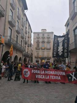 Concentració del dia 7 de juny del 2003 (a les 19:30h) a la Plaça del Vi de Girona en contra dels premis de la Fundación Princesa de Girona
