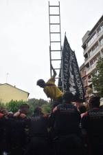 Els Mossos d'Esquadra detenen a Girona el veterà militant independentista Quim Tell durant una protesta davant de la seu de la Fundación Princesa de Girona 