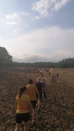 La manifestació s'ha dividit i unes 200 persones s'ha dirigit camp a través i per camins forestals fins a tocar del lloc de lliurament dels premis. (05/07/2023)