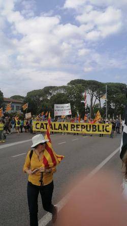 Comença a Caldes la manifestació contra l'entrega dels premis Princesa de Girona i la presència de Felipe VI i Leonor al golf de Caldes de Malavella (05/07/2023).