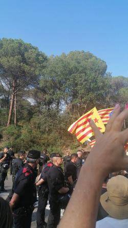 Un cordó policial ha aturat  la manifestació principal a uns 500 metres del golf i de la rotonda que dona accés a l'autovia A-2 (antiga N-II) tot i que encara quedaven uns 1.000 metres per poder arribar a l'hotel Camiral que està a dins del golf. (05/07/2