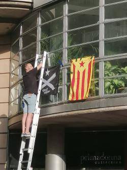 Finalment la Coordinadora Antimonàrquica de les Comarques Gironines ha penjat una estelada a la façana de la Fundación Princesa de Girona (03/07/2023)