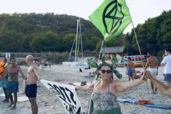 Cadena humana a Eivissa en defensa de la posidònia