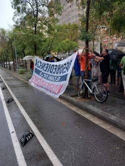 Avui 27/08/2023 tot i la pluja hi ha hagut una altra concentració davant de la comissaria de la Verneda per donar suport als detinguts