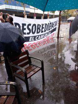 Avui 27/08/2023 tot i la pluja hi ha hagut una altra concentració davant de la comissaria de la Verneda per donar suport als detinguts