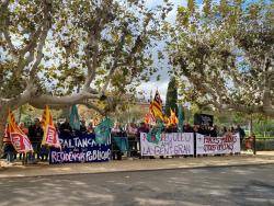 Un centenar de persones es concentren al Parlament  contra el tancament una residència de Reus
