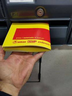 Ahir es van repartir estelades per les bústies de Lleida (Imatge: Twitter CUP Lleida)